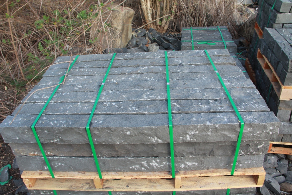 Basalt palisade 12 x 12 x 150 cm